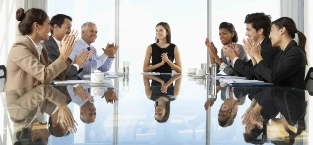Elas e o mercado: desafios e perspectivas Elas e o mercado: desafios e perspectivas