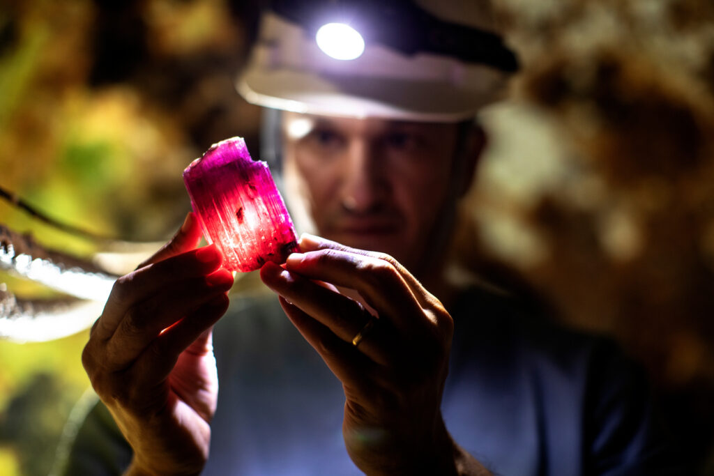 Carreira executiva com o CEO da maior mina de turmalina do mundo Carreira executiva com o CEO da maior mina de turmalina do mundo